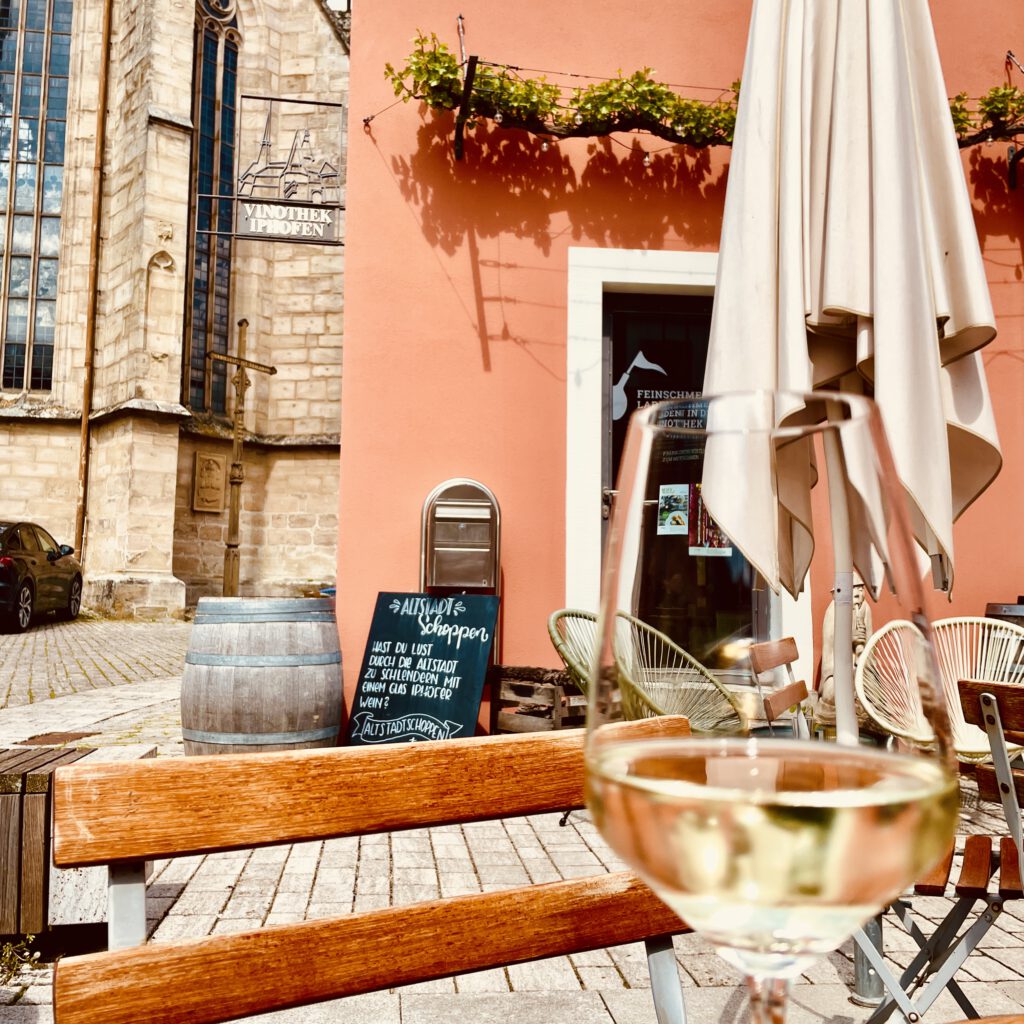 Die Terrasse der Vinothek in Iphofen.