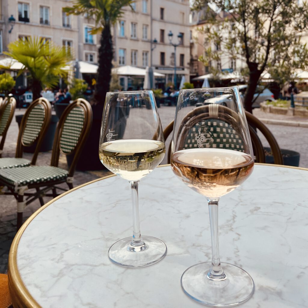 Zwei Gläser Wein im Lothringer Städtchen Toul.