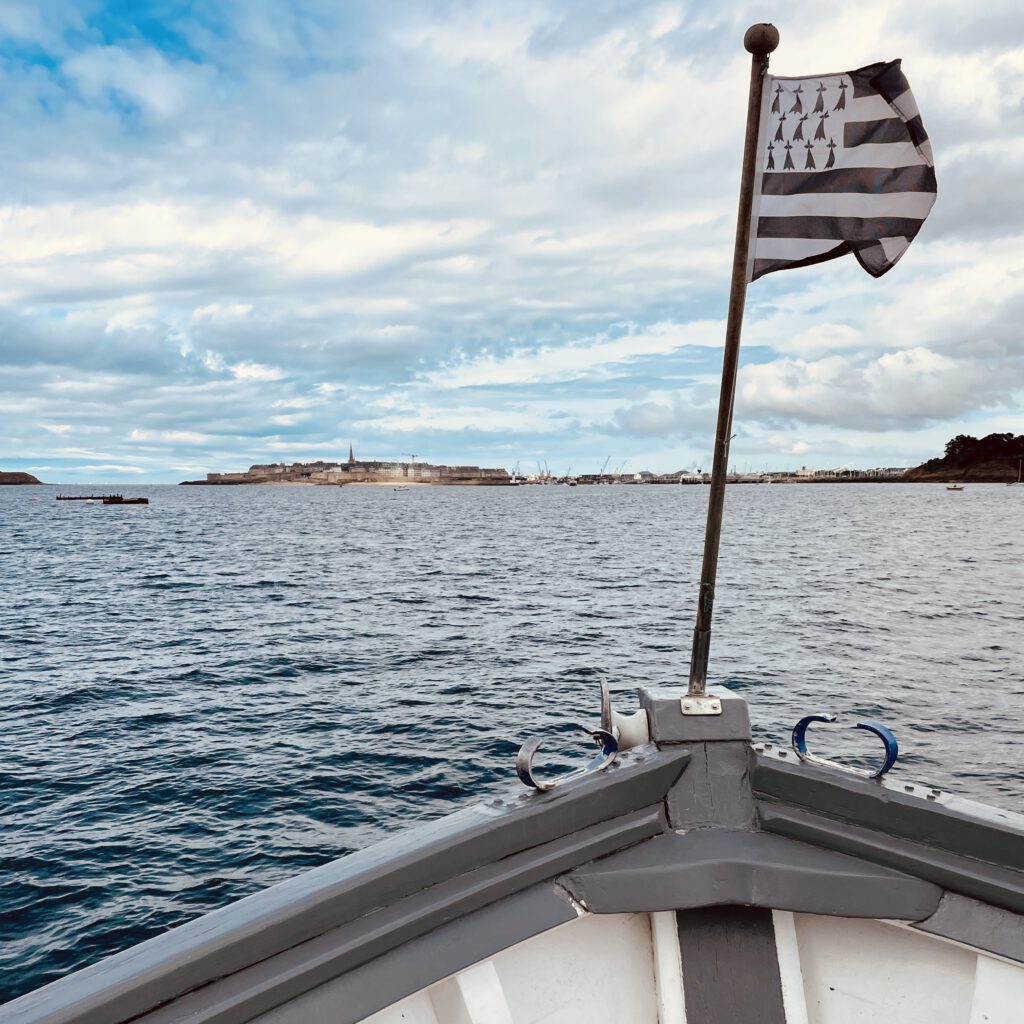 Ein Boot mit bretonischer Flagge auf dem Fluss Rance im Golf von Saint-Malo.