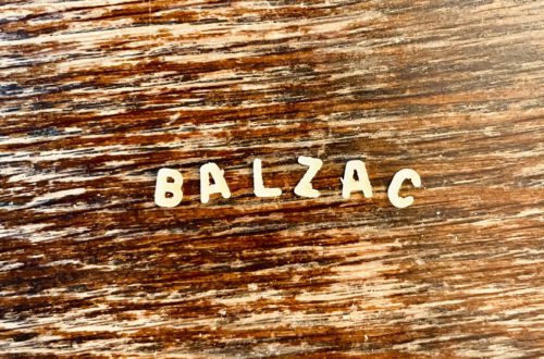 Der Name "Balzac" auf Holzhintergrund.