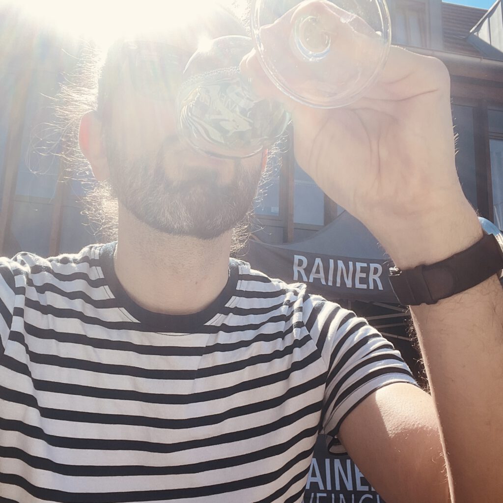 Ich trinke ein Glas im Weingut Sauer