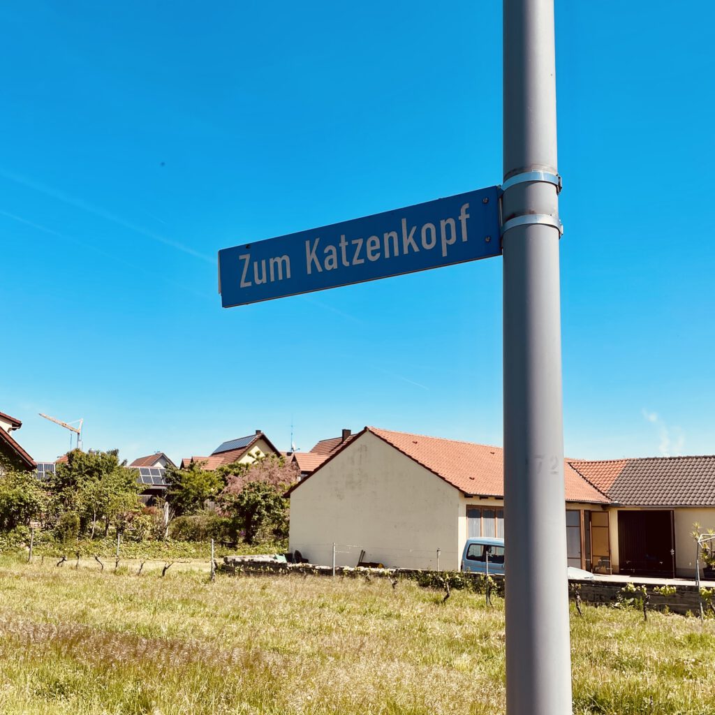 Straßenschild "Zum Katzenkopf"