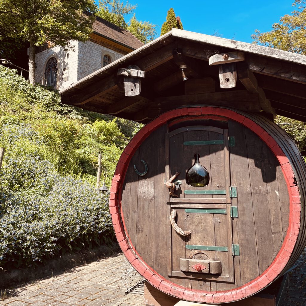 Ein altes begehbares Fass in Franken mit Guckloch in Bocksbeutel-Form.