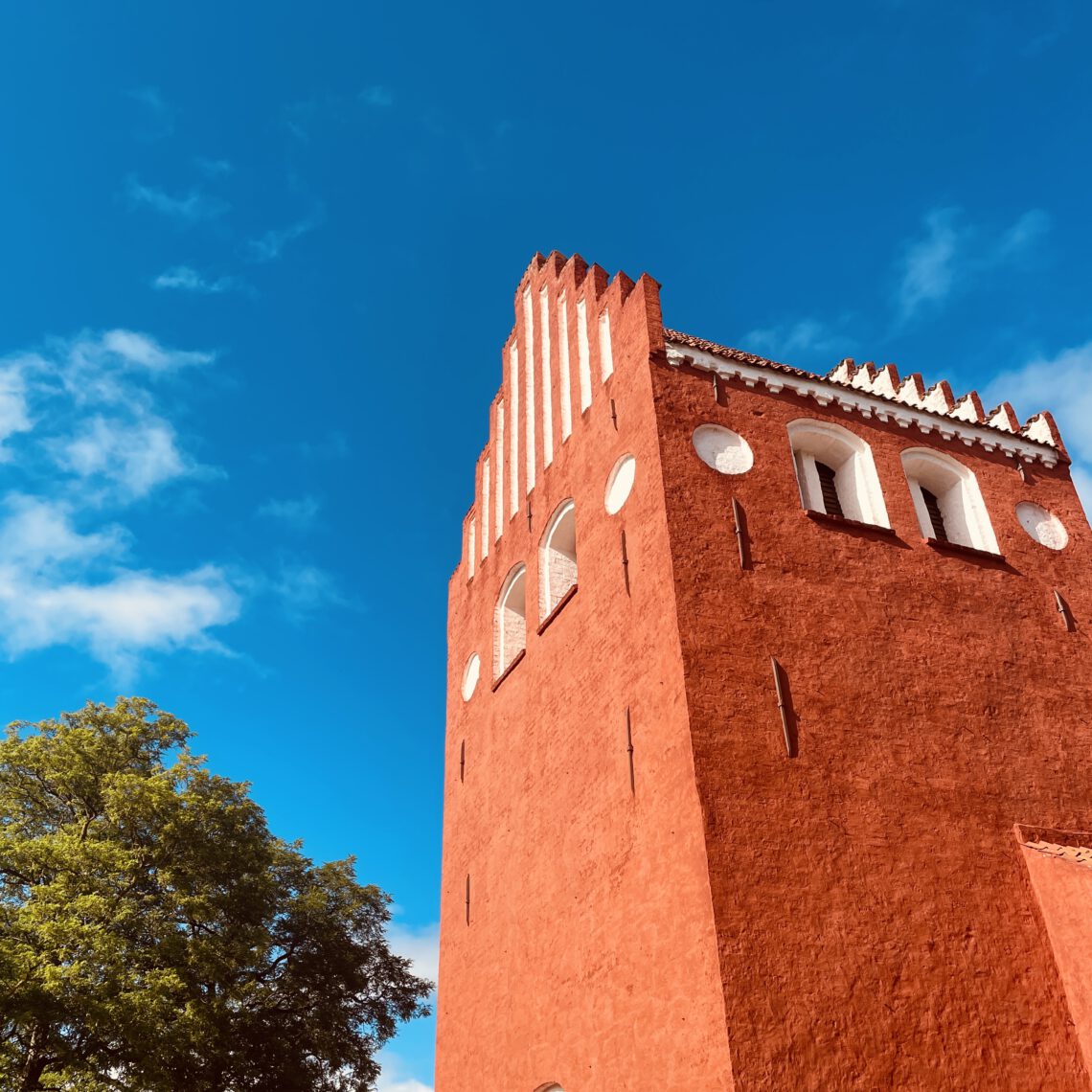 Der Kirchturm von Udby in der Nähe der Weingüter von Bognæs.