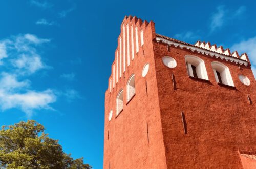 Der Kirchturm von Udby in der Nähe der Weingüter von Bognæs.