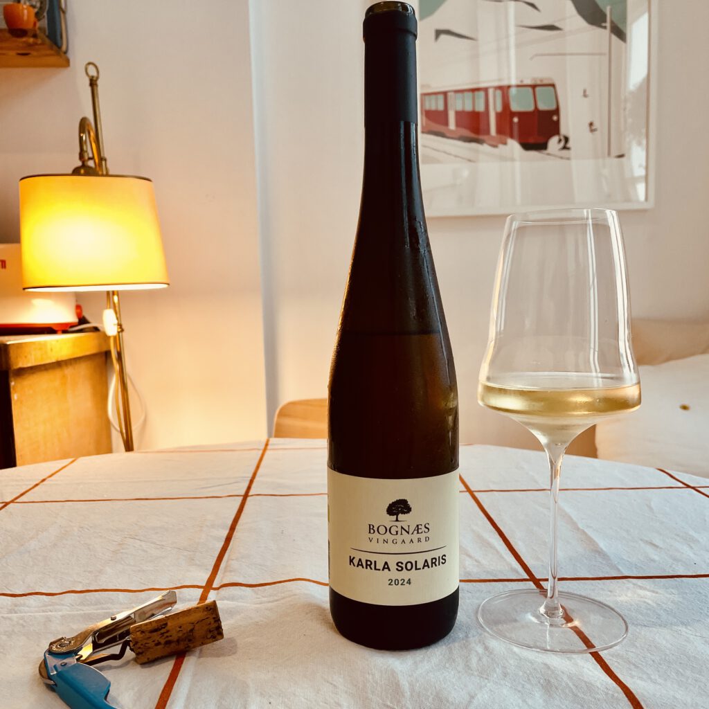 Eine geöffnete Flasche Karla Solaris von Bognæs Vingaard.