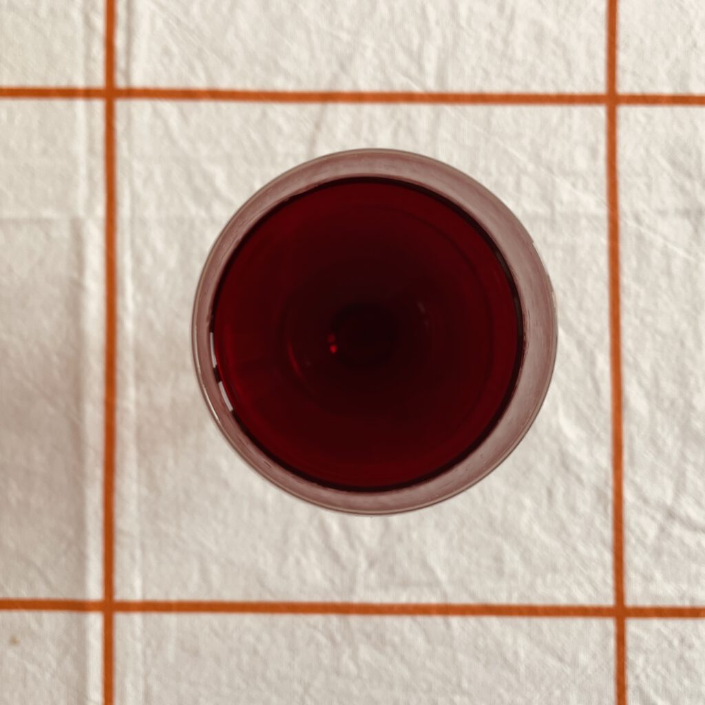 Ein Glas Agiorgitiko aus der Vogelperspektive.