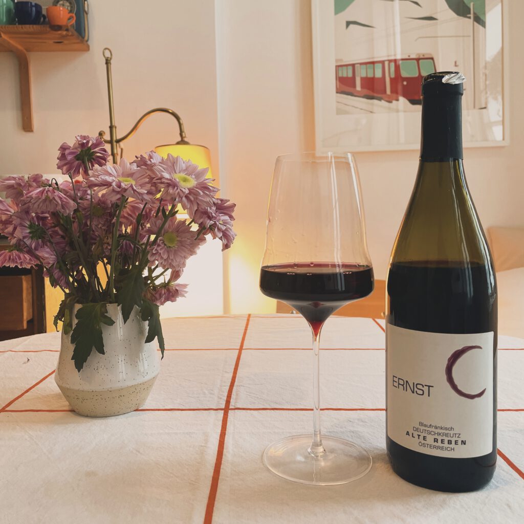 Eine Flasche "Blaufränkisch Alte Reben" vom Weingut Ernst aus Deutschkreutz steht auf einem Küchentisch.