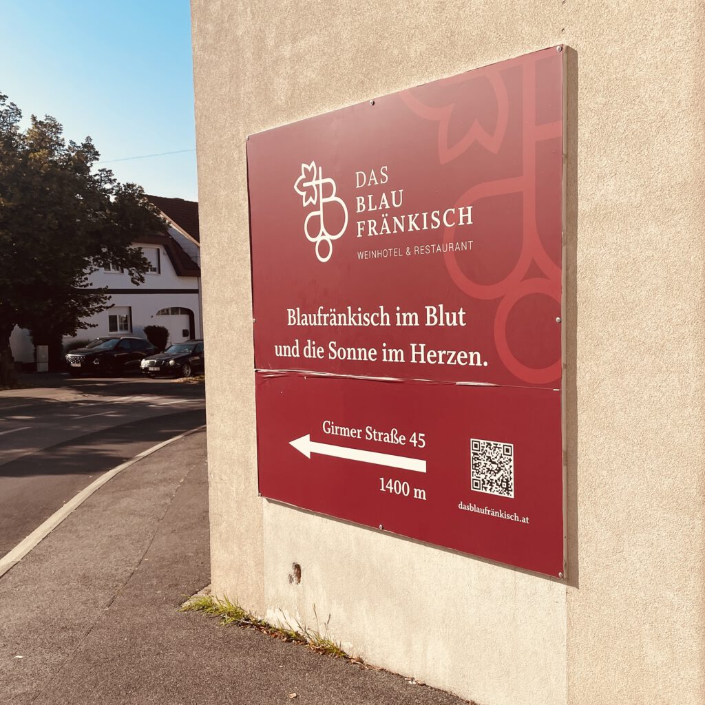 Ein Schild mit dem Aufdruck "Blaufränkisch im Blut und die Sonne im Herzen"