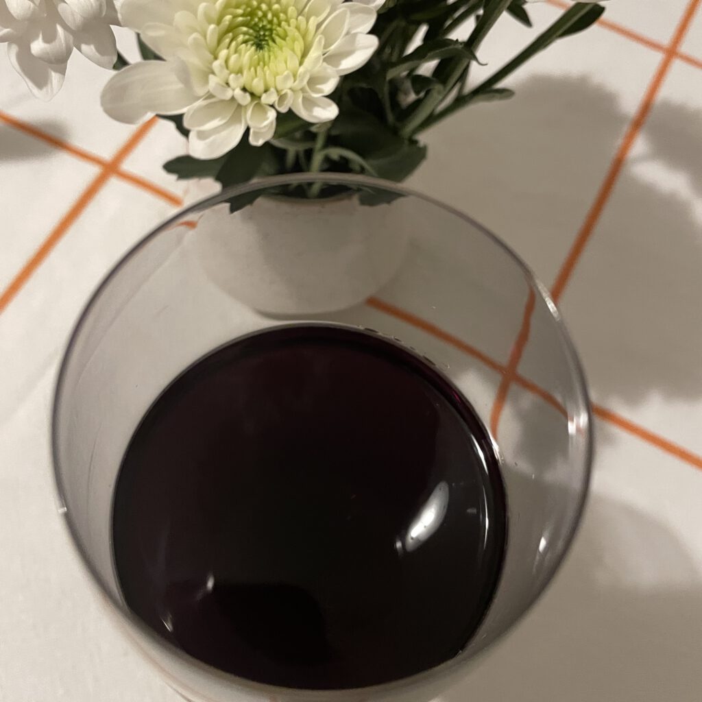 Der schwarze Royal Mascara, einer weißen Blume gegenübergestellt.