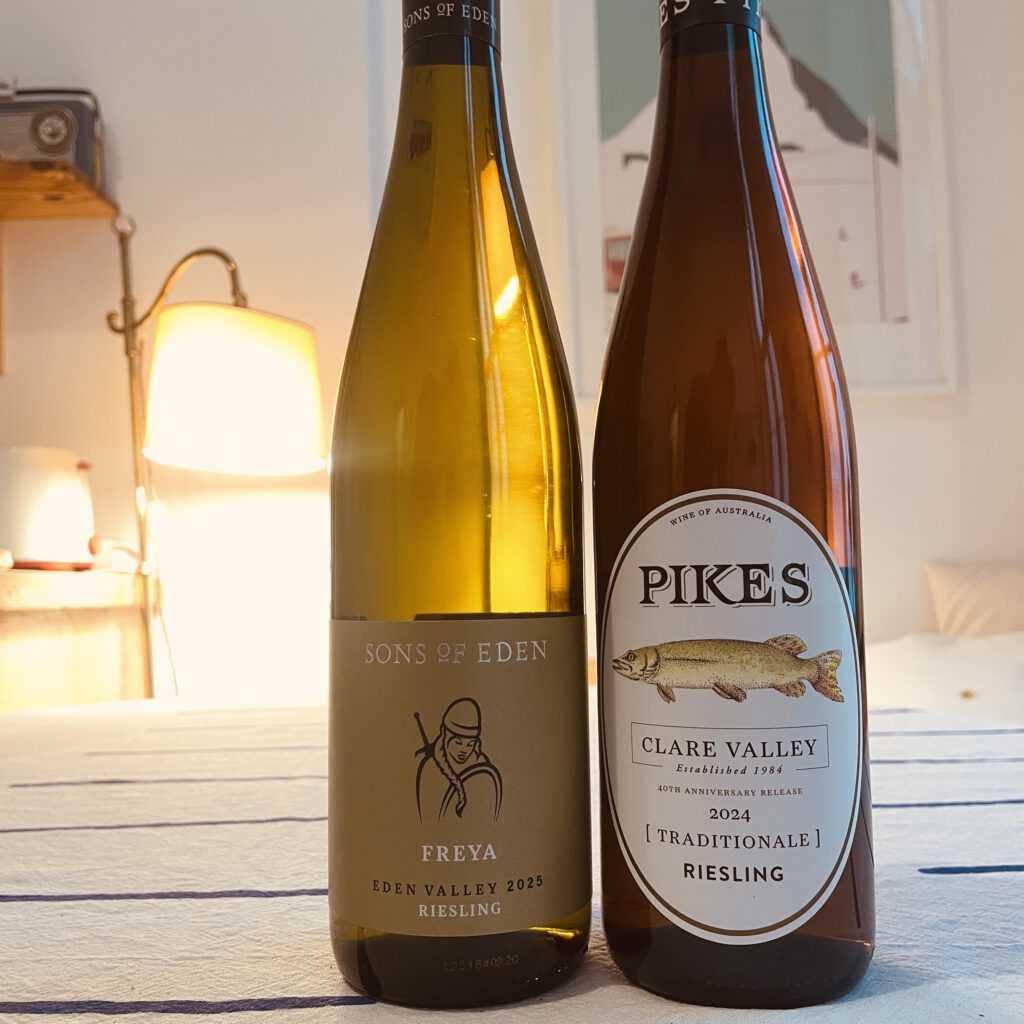 Der "Freya" von "Sons of Eden" aus dem Eden Valley und der Riesling von "Mikes" aus dem Clare Valley auf dem Küchentisch.