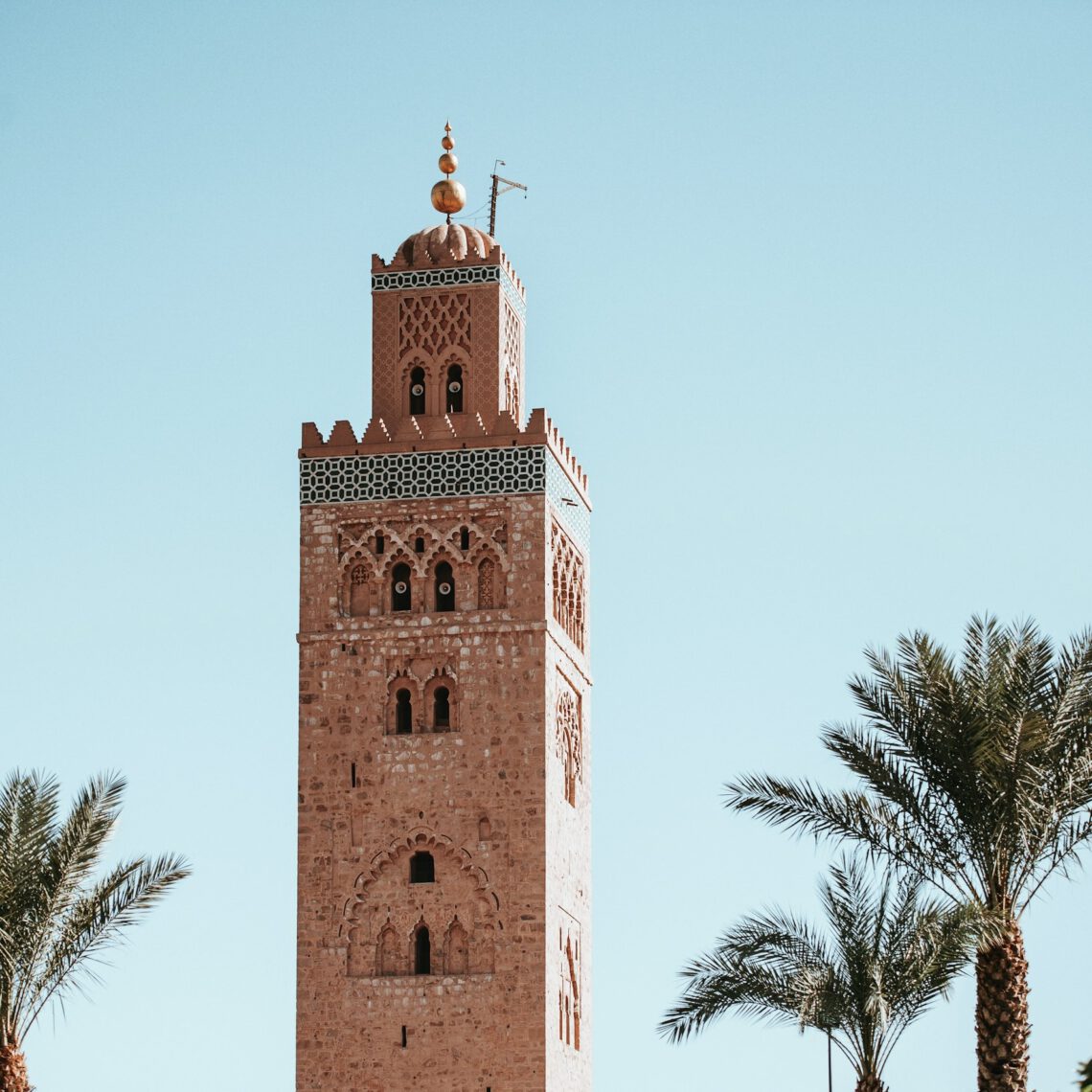 Braun-grau gemauerter Turm in Marrakesh. Copyright: Annie Spratt (Unsplash)
