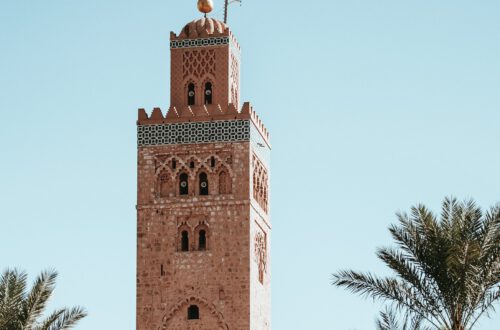 Braun-grau gemauerter Turm in Marrakesh. Copyright: Annie Spratt (Unsplash)