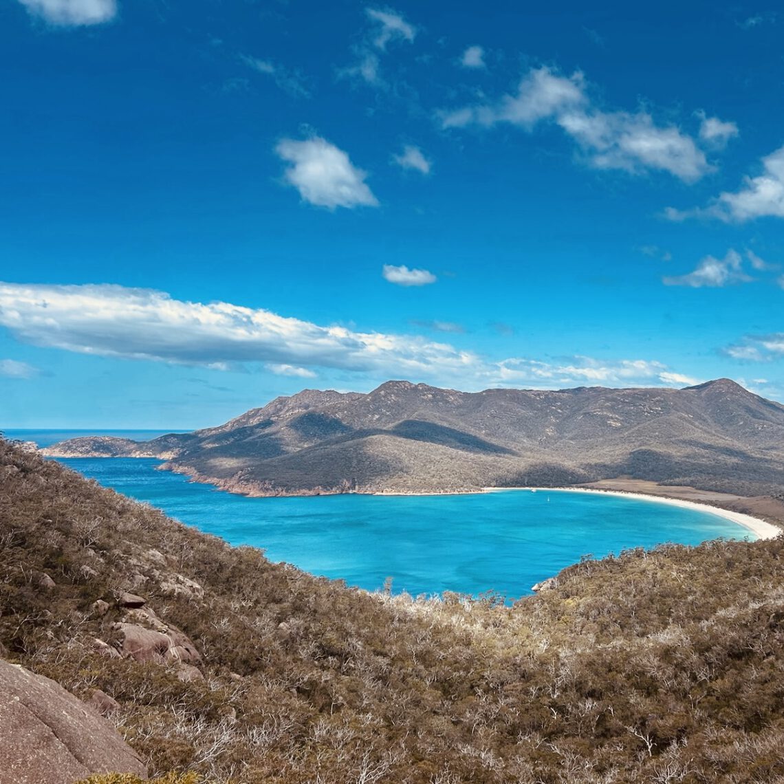 Blick auf die Wineglass Bay im Osten Tasmaniens. (Copyright: Torben Deutschmann)