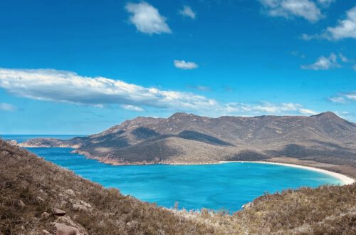 Blick auf die Wineglass Bay im Osten Tasmaniens. (Copyright: Torben Deutschmann)