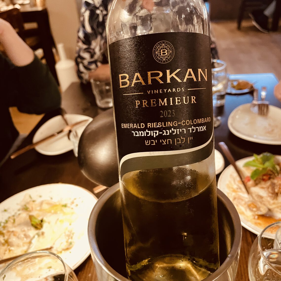 Eine Flasche Emerald Riesling-Colombard vom israelischen Weingut "Barkan" in einem Weinkühler.