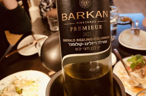 Eine Flasche Emerald Riesling-Colombard vom israelischen Weingut "Barkan" in einem Weinkühler.