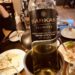 Eine Flasche Emerald Riesling-Colombard vom israelischen Weingut "Barkan" in einem Weinkühler.