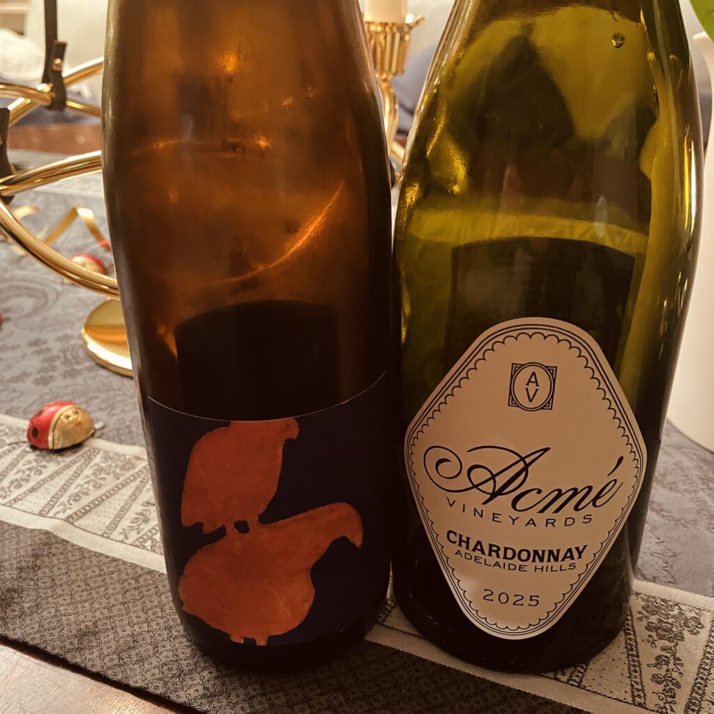 Australische Buddys: Der Riesling von Mewstone und der Chardonnay von Acmé auf einem Tisch.