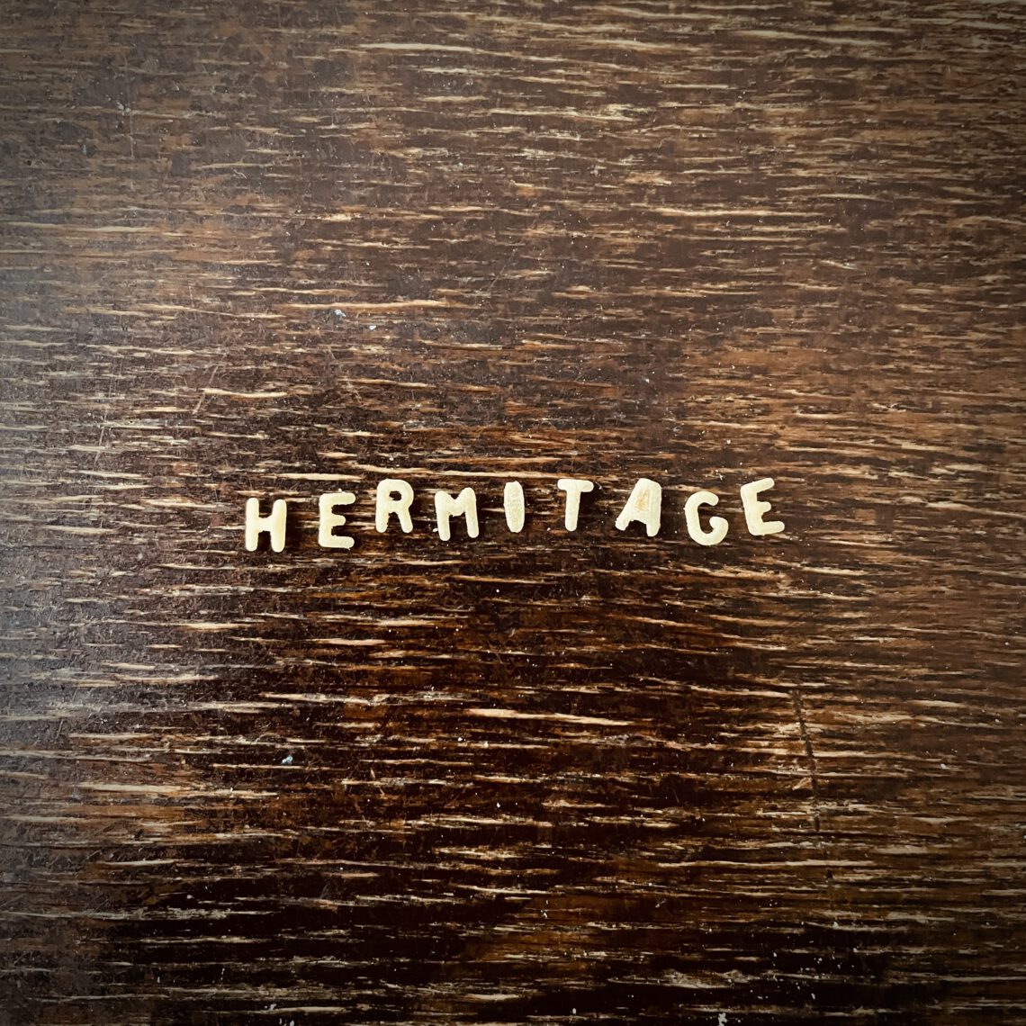Mit Buchstabennudeln steht auf dem Küchentisch "Hermitage" geschrieben.