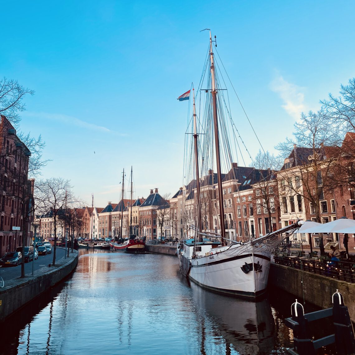 Typische Szene aus den Niederlanden: Eine Gracht in Groningen.
