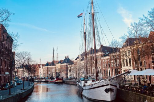 Typische Szene aus den Niederlanden: Eine Gracht in Groningen.