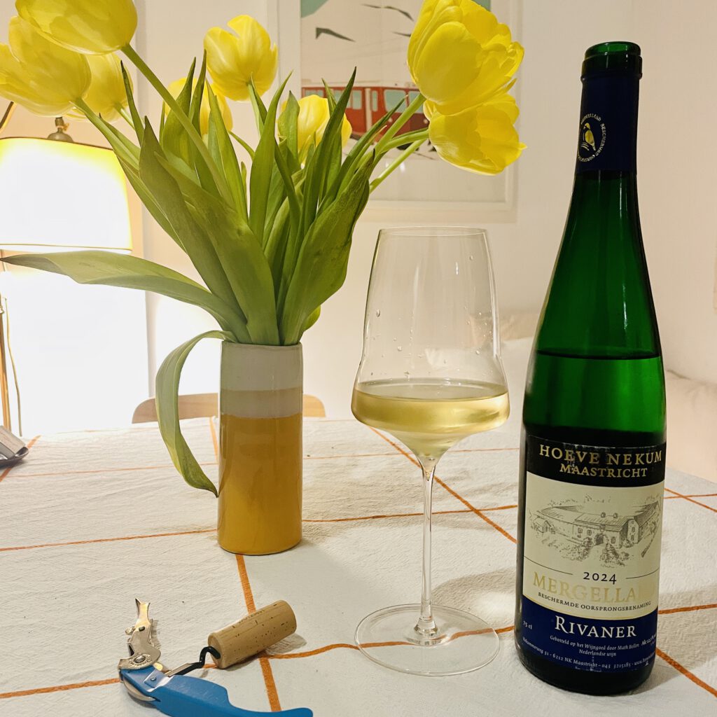 Der Rivaner vom Weingut Hoeve Nekum aus Mergelland auf dem Küchentisch.