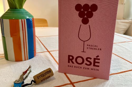 Das Buch "Rosé - das Buch zum Wein" von Pascal Strehler steht auf einem Tisch.