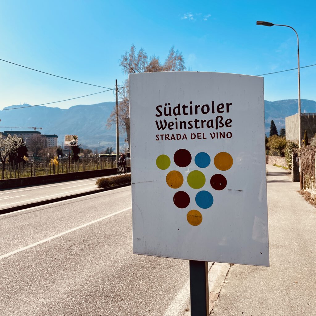 Ein Schild mit der Aufschrift "Südtiroler Weinstraße".