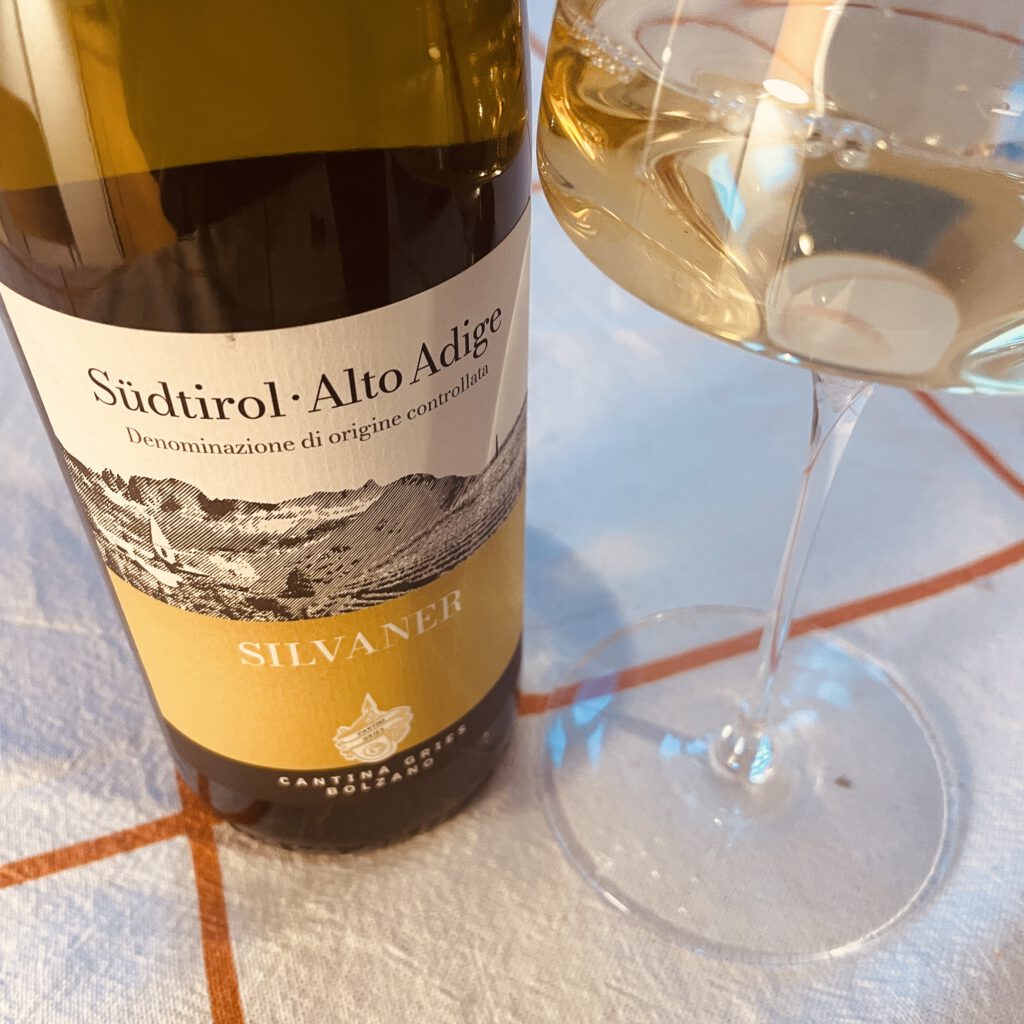 Der Silvaner mit der Aufschrift "Cantina Gries Bolzano"