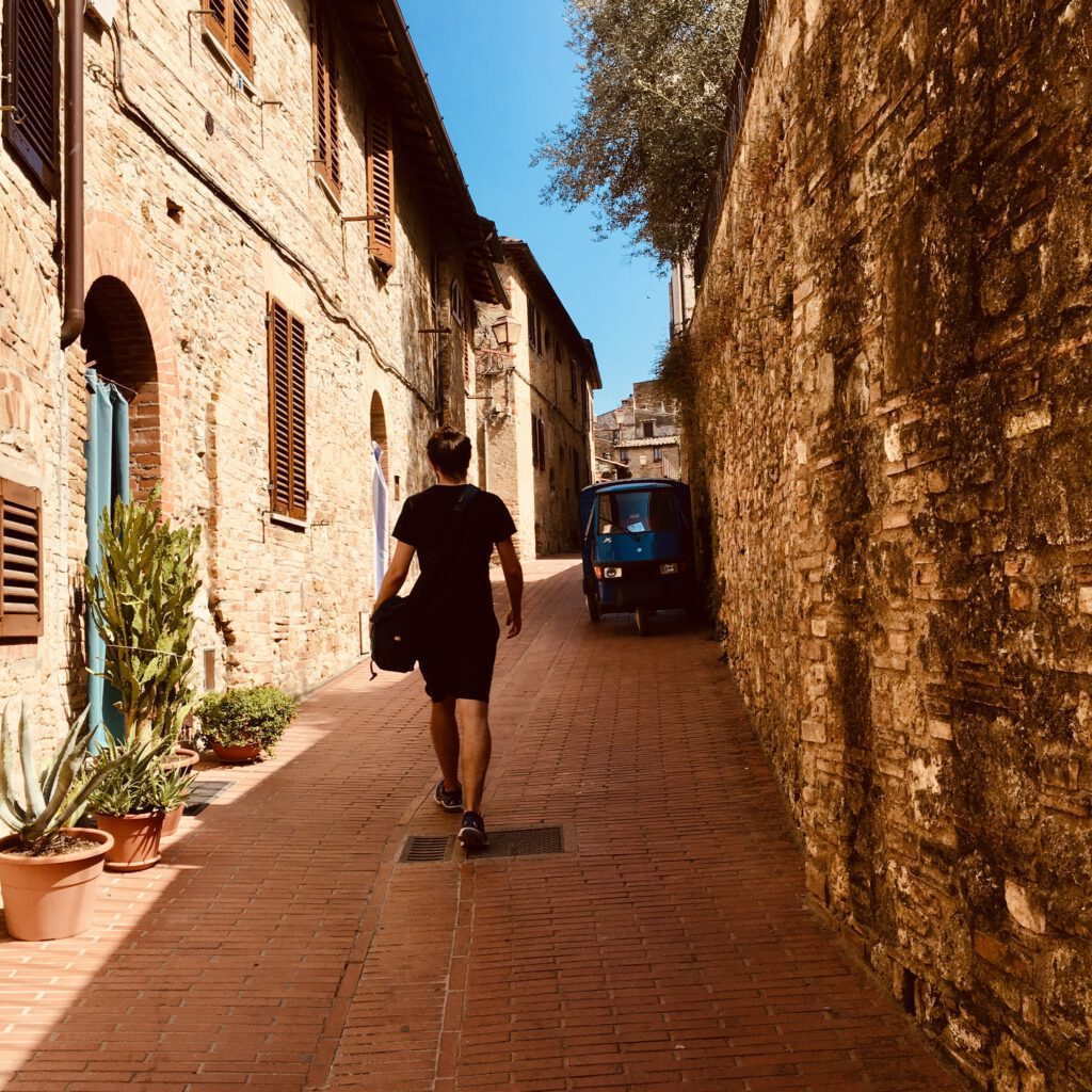 Ich auf dem Weg durch die Straßen von San Gimignano.