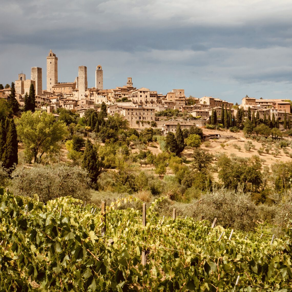 Die Silhouette von San Gimignano (Foto von Flo P (nattyflo) auf Unsplash)