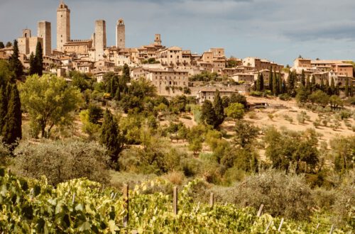 Die Silhouette von San Gimignano (Foto von Flo P (nattyflo) auf Unsplash)