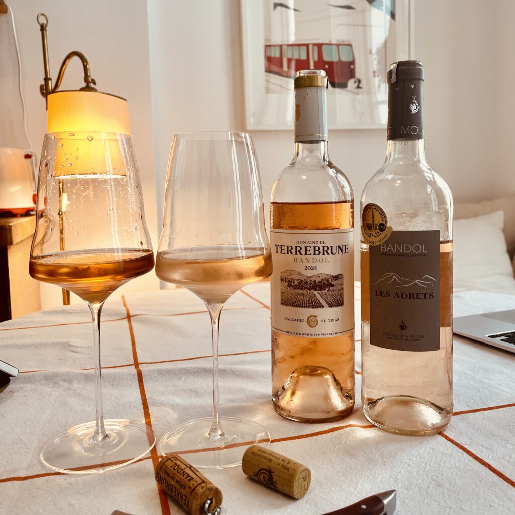 Der Bandol-Rosé "Terrebrune" und der "Les Adrets" auf einem Küchentisch