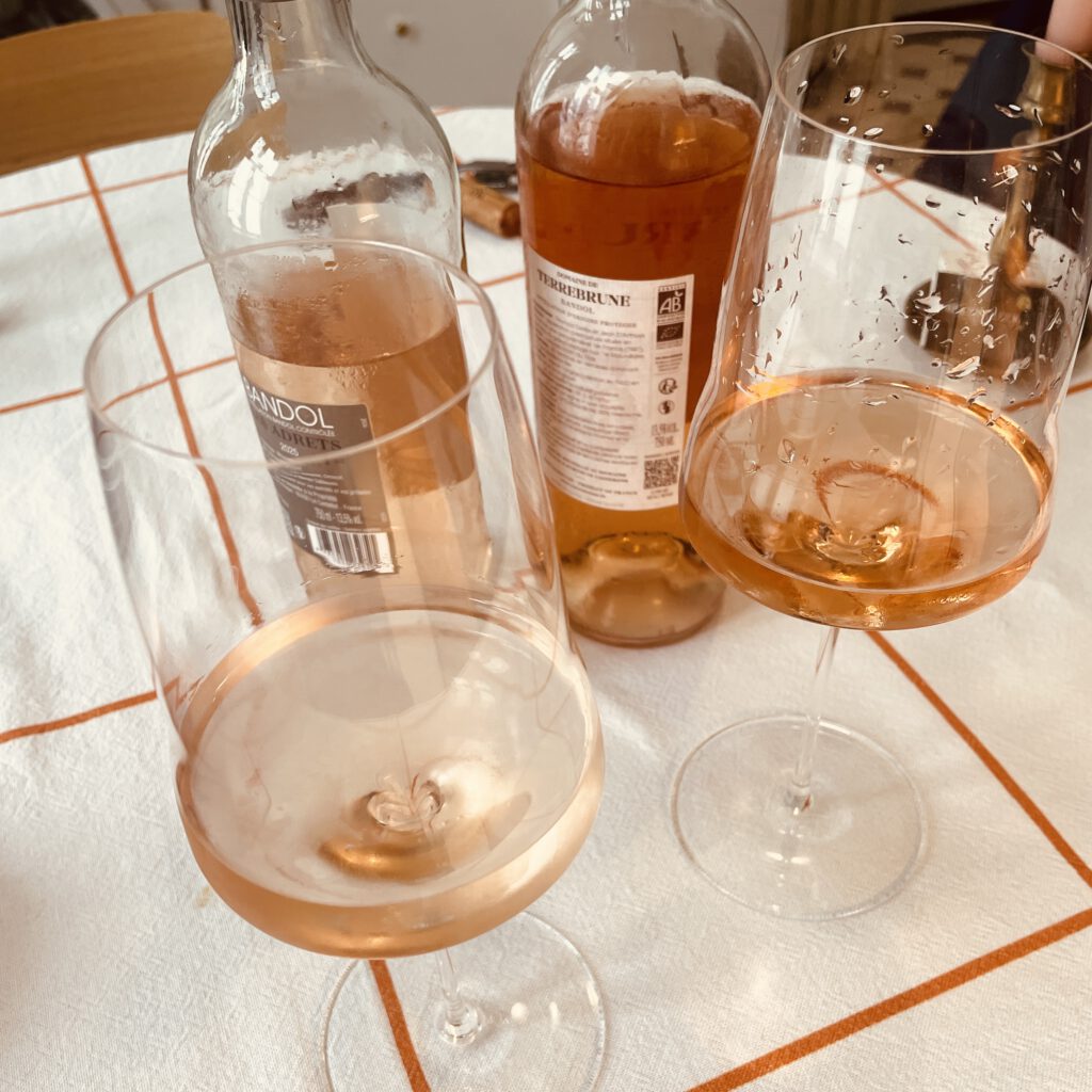 Zwei Gläser mit Roséwein aus dem Bandol auf einem Küchentisch