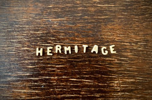 Mit Buchstabennudeln steht auf dem Küchentisch "Hermitage" geschrieben.