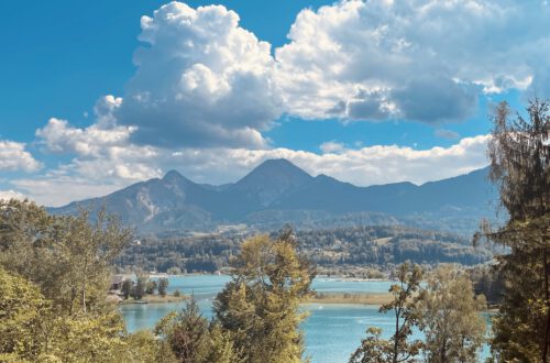 Blick über einen See Kärntens in Richtung Karawanken
